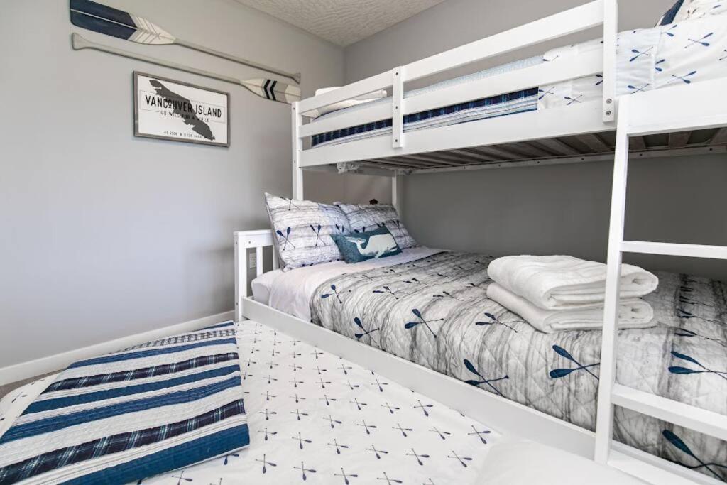 Lovely 2 Bedroom Suite Steps From The Beach Victoria Dış mekan fotoğraf